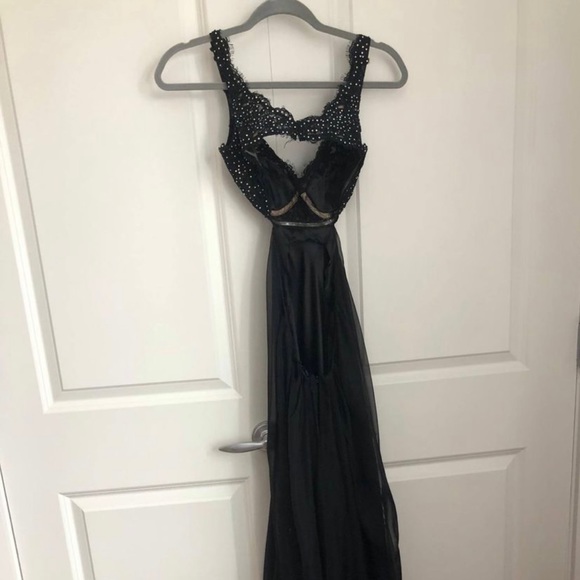 La Femme - Prom/Formal dress! - Picture 4 of 6